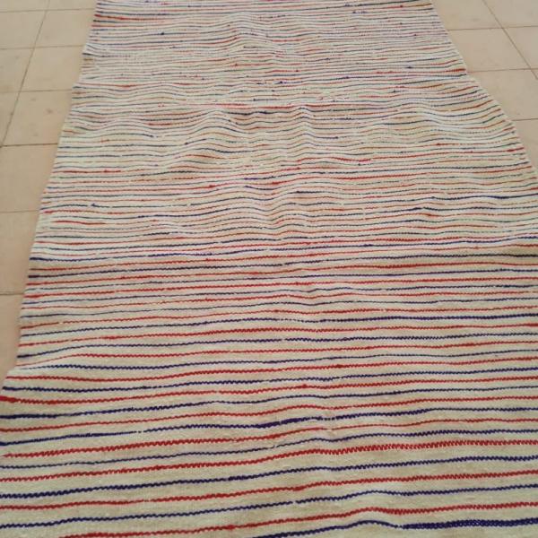 Tapis marocain traditionnel en laine avec rayures colorées