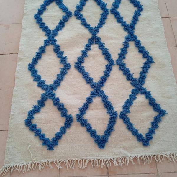 Tapis berbère artisanal à motifs losanges bleus