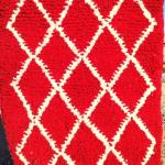 Tapis berbère rouge à motifs losanges blancs