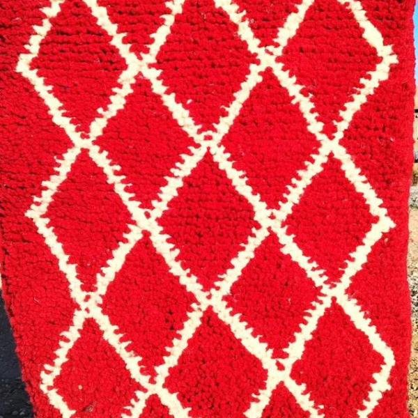 Tapis berbère rouge à motifs losanges blancs