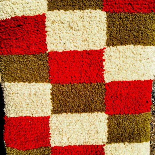 Tapis berbère à carreaux multicolores