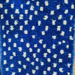 Tapis berbère bleu à motifs blancs