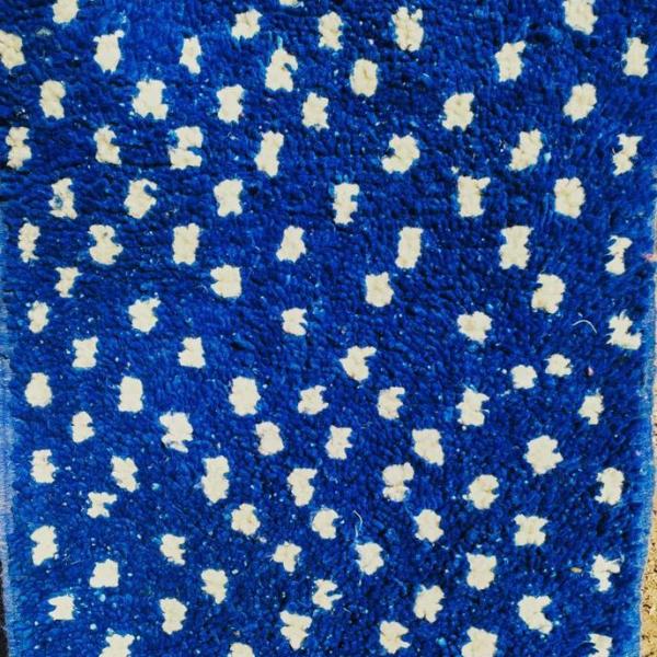 Tapis berbère bleu à motifs blancs