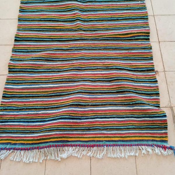 Tapis en laine rayé aux couleurs vives