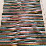 Tapis en laine rayé aux couleurs vives