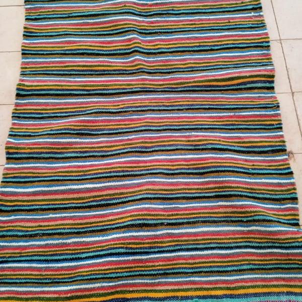 Tapis en laine rayé aux couleurs vives