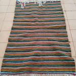 Tapis en laine rayé aux couleurs vives