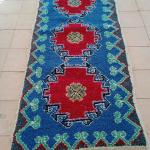 Tapis berbère artisanal coloré à motifs floraux