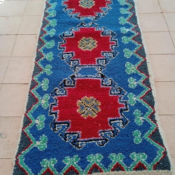 Tapis berbère artisanal coloré à motifs floraux