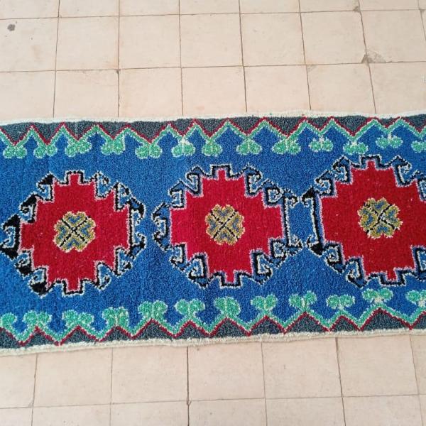 Tapis berbère artisanal coloré à motifs floraux
