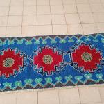 Tapis berbère artisanal coloré à motifs floraux
