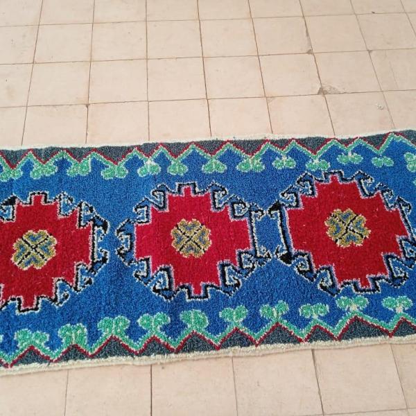 Tapis berbère artisanal coloré à motifs floraux