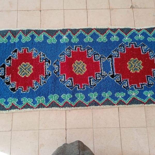 Tapis berbère artisanal coloré à motifs floraux