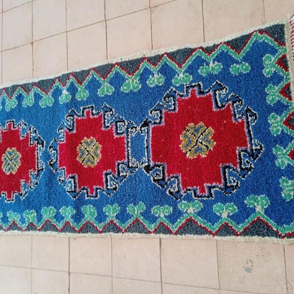 Tapis berbère artisanal coloré à motifs floraux