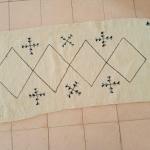 Tapis artisanal berbère minimaliste - Motifs losanges et croix