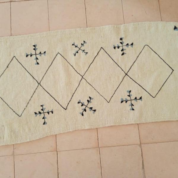 Tapis artisanal berbère minimaliste - Motifs losanges et croix