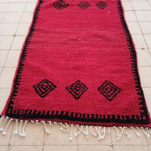 Tapis berbère fait main - Rouge profond avec motifs losanges