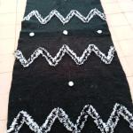 Chemin de Tapis Berbère Noir à Motifs Zébrés - Fait Main