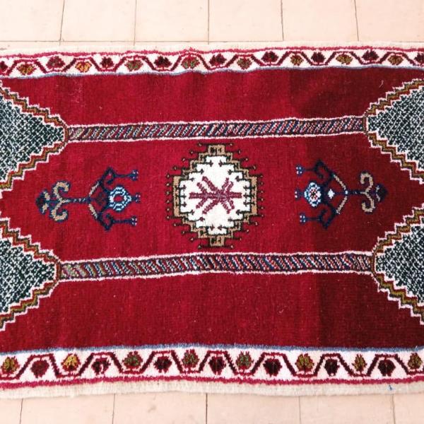 Tapis Berbère Traditionnel Rouge avec Motifs Ethniques - Fait Main