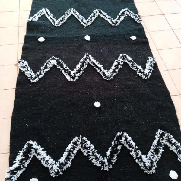 Chemin de Tapis Berbère Noir à Motifs Zébrés - Fait Main