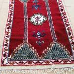 Tapis Berbère Traditionnel Rouge avec Motifs Ethniques - Fait Main